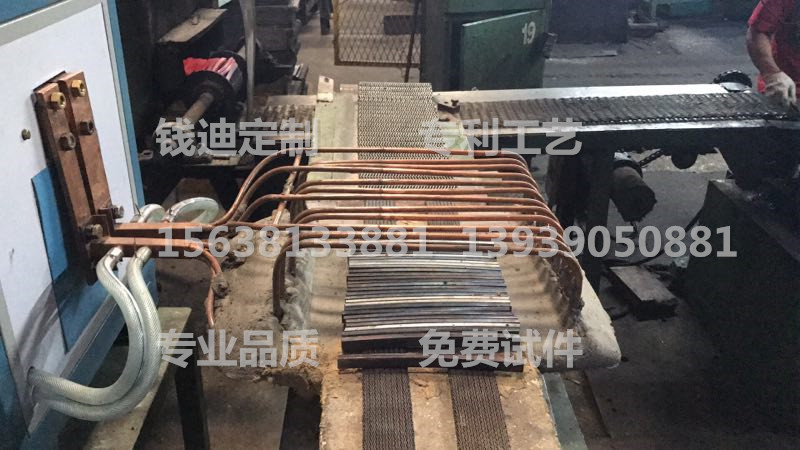 不锈钢餐叉刀具加热锻打作业